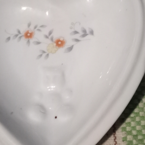 Vintage 1970's Bear Milk Glass Trinket box - Picture 2 of 3